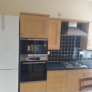 London Luxury 5 Min Walk From Station, With Free Parking Free Wifi Apartment Ilford