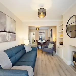 It's Broadway Baby! Great House Close To Centre Holiday home