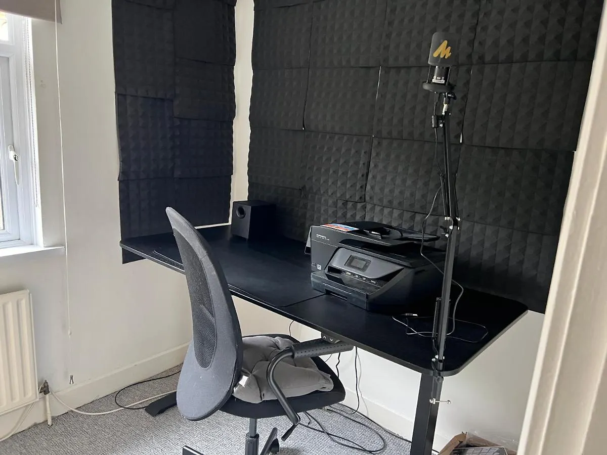 Cheerful 2 Bedroom House With Patio And Home Office Belfast 0*,  United Kingdom